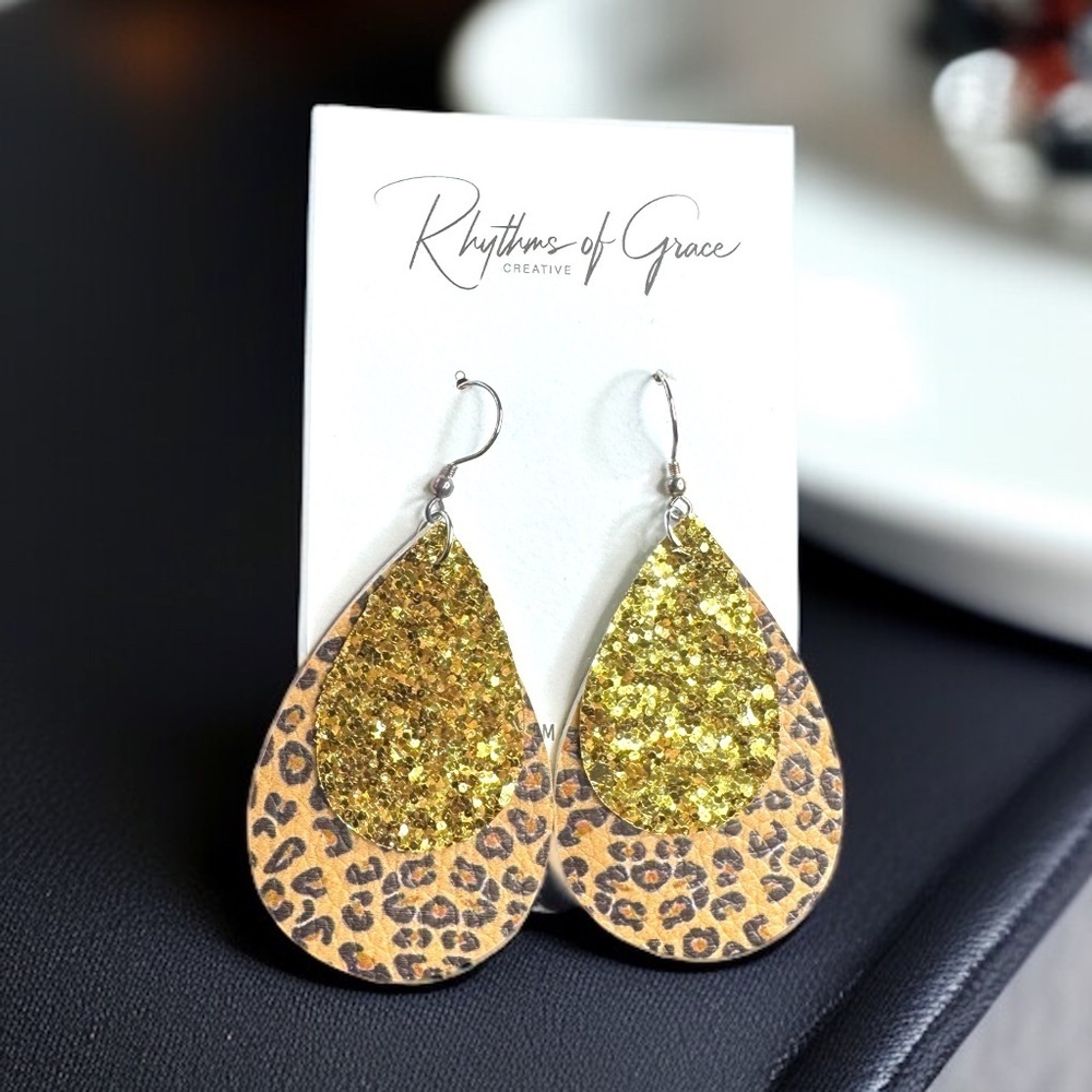 Unleash Your Inner Diva: Cheetah Print & Glitter Teardrop Earrings! NWT